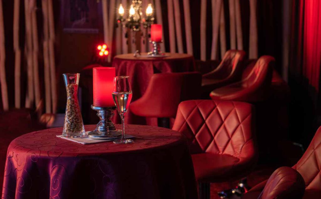 Lecoq, der Swingerclub in Alzey im Umkreis von Frankfurt. Party und Wellness für Paare und Singles in eine Villa mit wunderschönen Garten.