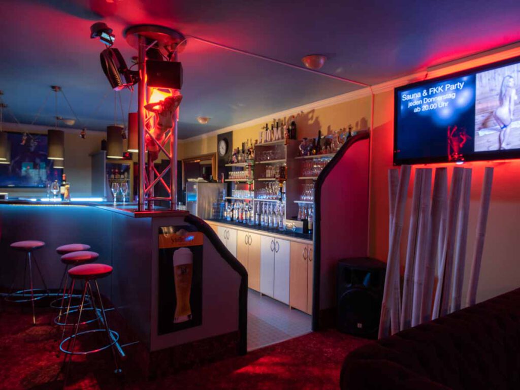 Lecoq, der Swingerclub in Alzey im Umkreis von Frankfurt. Party und Wellness für Paare und Singles in eine Villa mit wunderschönen Garten.